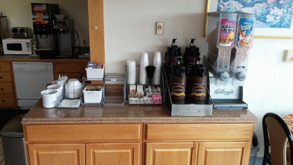 Super 8 By Wyndham Laramie Hotel Ngoại thất bức ảnh
