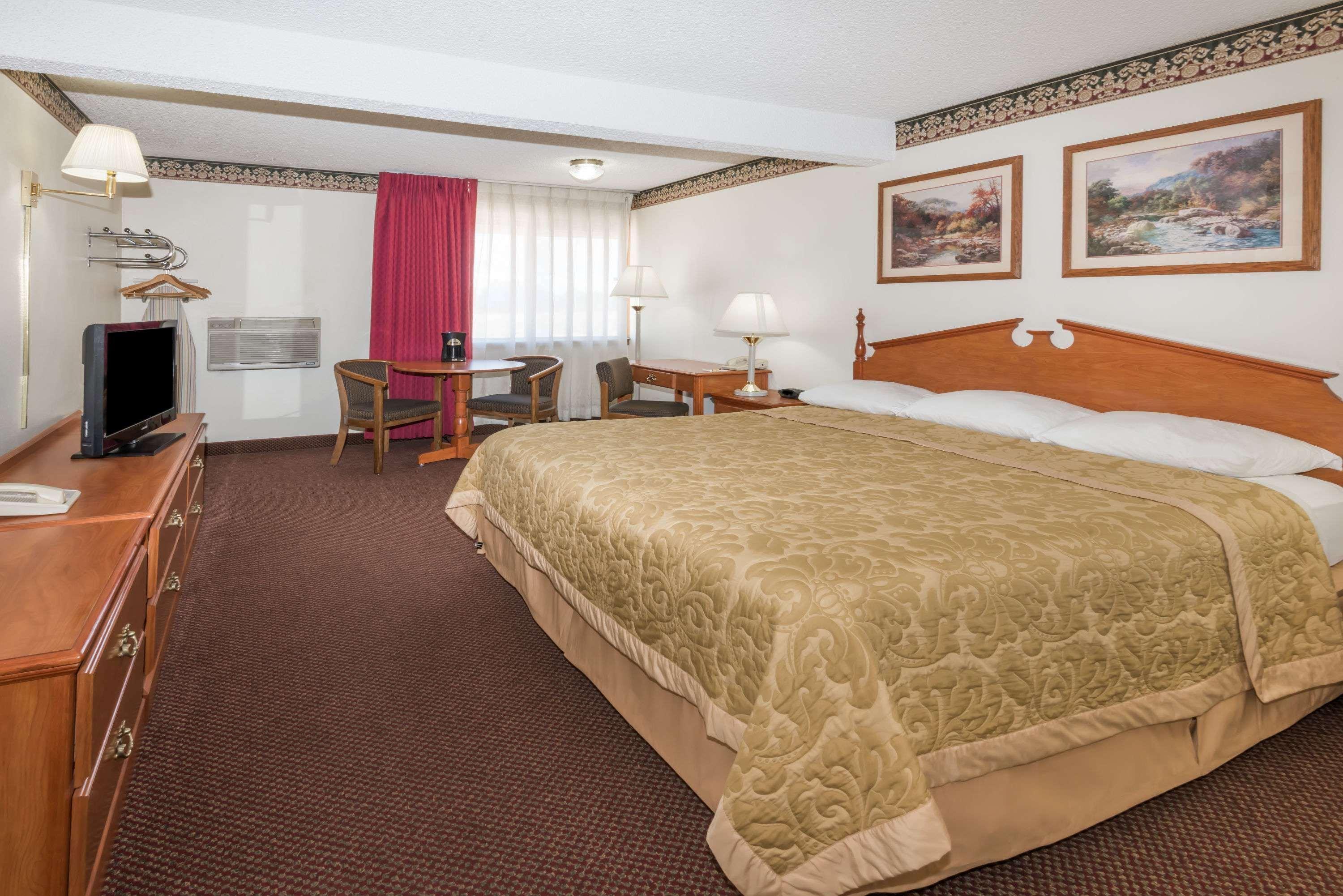 Super 8 By Wyndham Laramie Hotel Ngoại thất bức ảnh